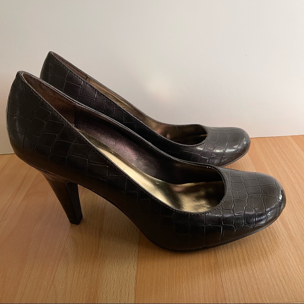 Brown faux reptile print heel